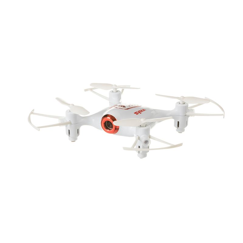 Dron nafocený na bílém pozadí